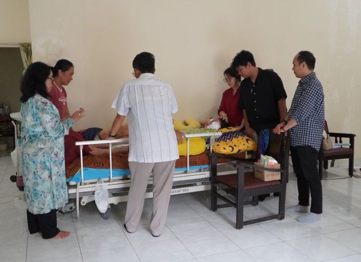 Photo of Kado Ultah yang Menghancurkan Masa Depan, Kisah Tragis Mahasiswi APMD Disiram Air Keras oleh Mantan Kekasih: Mengharukan Senator Maria Goreti