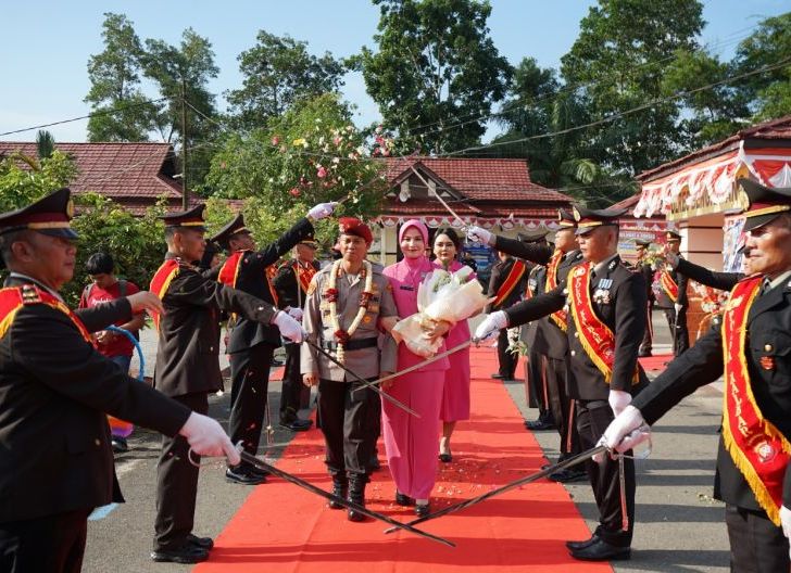 Photo of Penuh Haru, Tradisi Pedang Pora Warnai Pelepasan AKBP Teguh Nugroho dari Polres Bengkayang