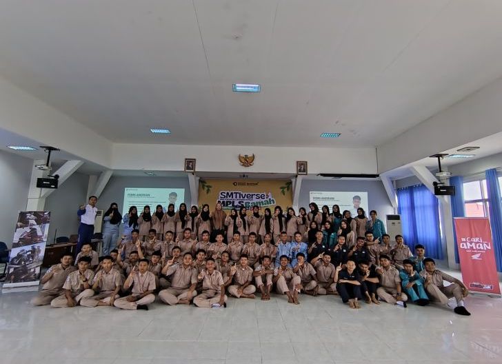 Photo of Kenalkan Ajang Lomba Karya Tulis Ilmiah AHM Best Student 2025, Astra Motor Kalbar Gelar Seminar Safety Riding di SMK-SMTI Pontianak
