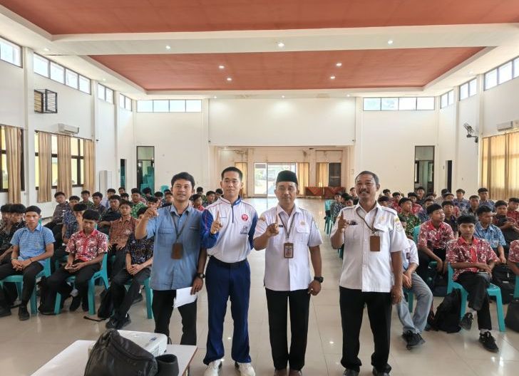 Photo of Edukasi Keselamatan Berkendara untuk Generasi Muda, Pelajar SMKN 1 Sintang Antusias Ikuti Safety Riding Education 