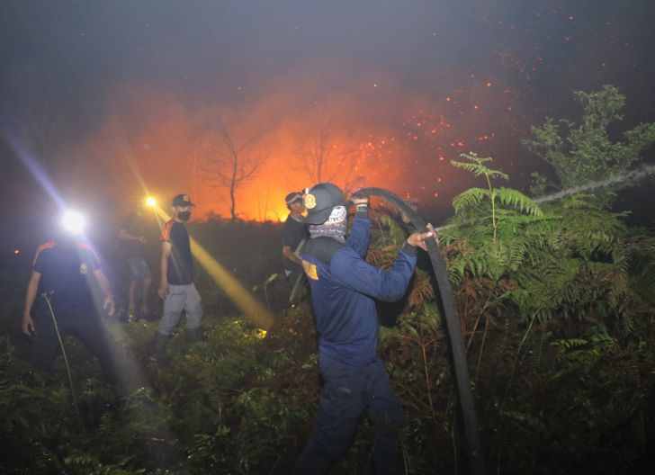 Photo of Tim Gabungan Singkawang Masih Berupaya Padamkan Karhutla di Jalan Bandara