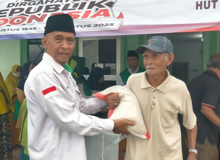 Photo of Peringati HUT RI, Baznas Singkawang Berikan Sembako dan Bibit Jagung Hingga Resmikan Balai Ternak Kambing