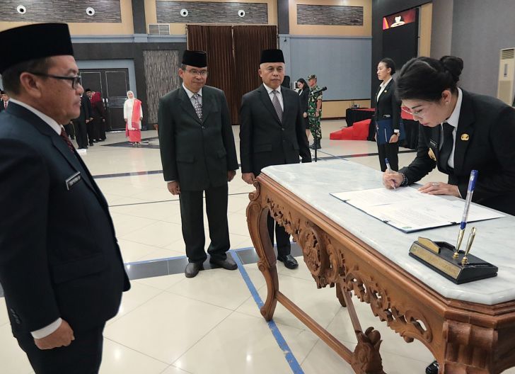 Photo of Dwi Putra Sumarna di Lantik Sebagai Pj Sekda Singkawang