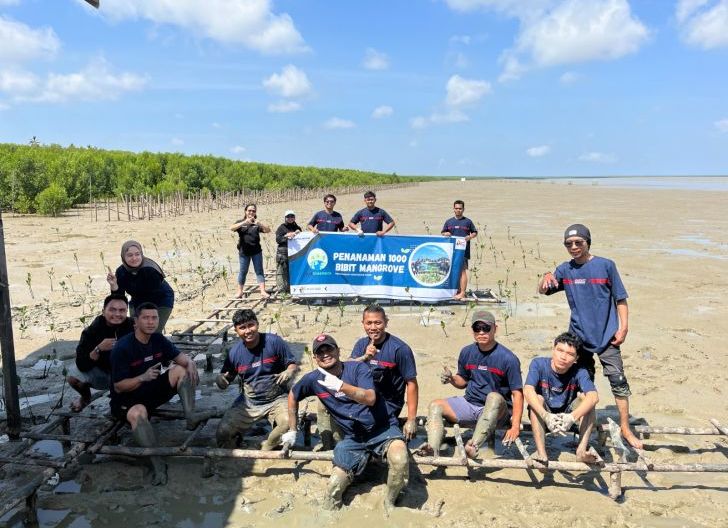 Photo of Ratusan Bibit Mangrove dari Astra Motor Kalbar Turut Jaga Kelestarian Lingkungan Pesisir 