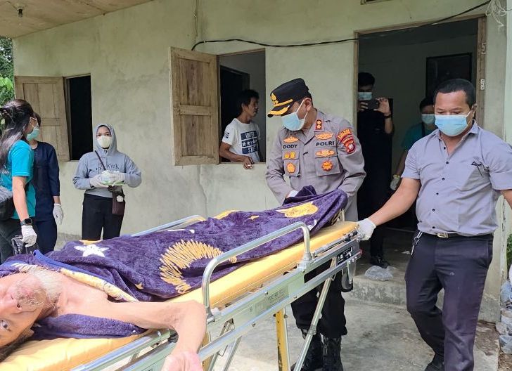 Photo of Kapolres Singkawang Evakuasi Lansia Terlantar, Wujud Kepedulian terhadap Sesama