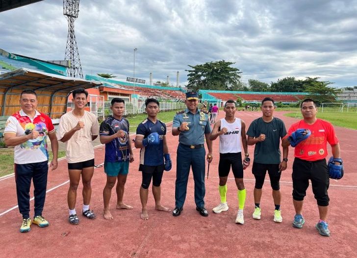 Photo of Tinjau Latihan di Stadion Sultan Syarif Al-Kadrie, Danlantamal XII Beri Dukungan Dua Atlet Prajurit Wakili Kalbar pada Kejurnas 2025