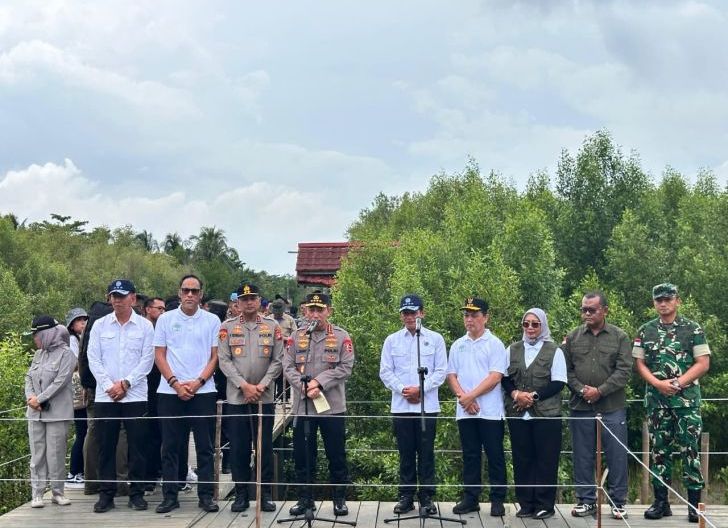 Photo of Kasdam XII/Tanjungpura Dampingi Kapolri dan Menteri LHK dalam Kegiatan Penanaman Mangrove