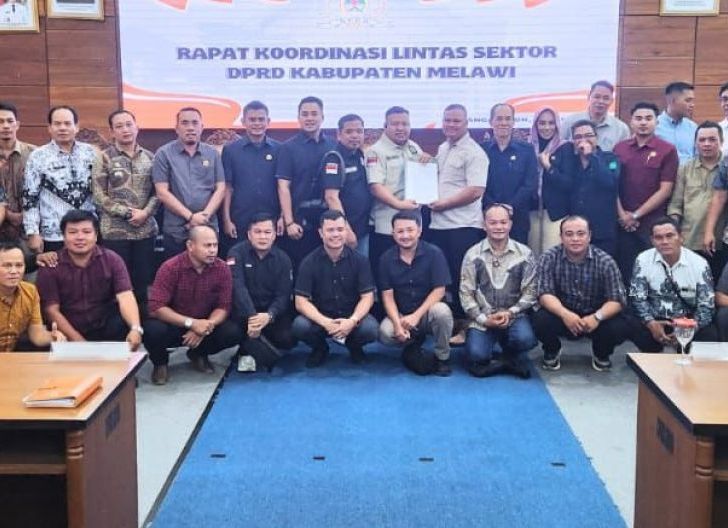 Photo of Pimpin Rapat Koordinasi Perbaikan Jalan Pinoh-Ella, Hendegi Minta Perusahaan Tunjukkan Kepedulian