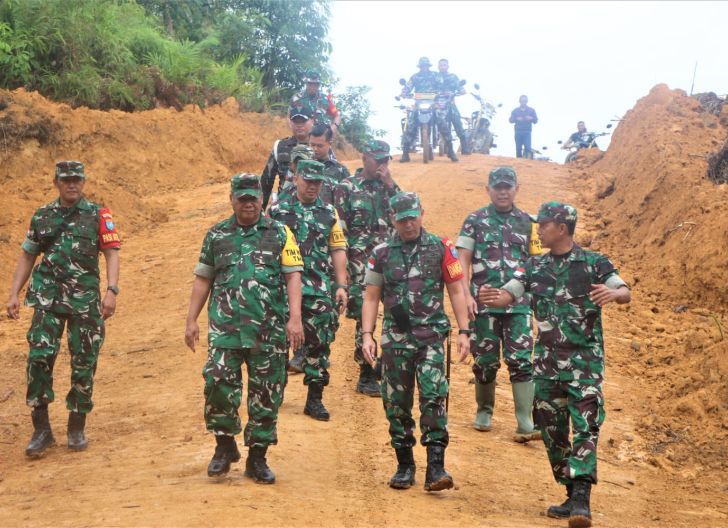 Photo of Cek Pelaksanaan, Dandim 1206/Sintang Sambut Kunjungan Tim Wasev TMMD Reguler Perbatasan ke-125