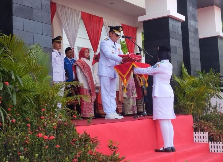 Photo of Bupati Sujiwo Jadi Inspektur Upacara HUT Ke- 80 Republik Indonesia