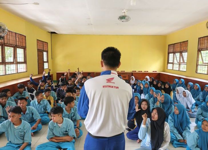 Photo of Melalui Program Sinergi Bagi Negeri, Astra Motor Kalbar Tanamkan Kesadaran Pentingnya Keselamatan Berkendara kepada Para Pelajar SMAN 2 Sungai Kakap
