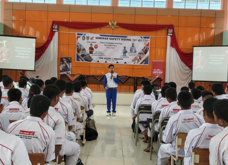 Photo of Astra Motor Kalbar Cari aman hingga ke Sekadau, Pelajar SMKN 1 dan Anggota Komunitas Honda Ikuti edukasi keselamatan berkendara 