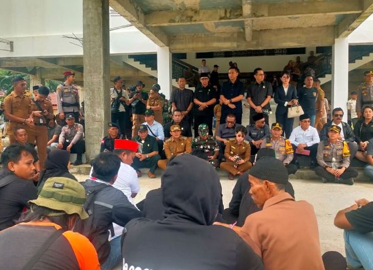 Photo of Walikota dan Forkopimda Singkawang Duduk Bersama Mendengarkan Tuntutan Masyarakat