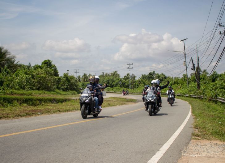 Photo of Masuki Bulan September, Safety Riding Astra Motor Kalbar Berikan Tips Berkendara di Musim Hujan