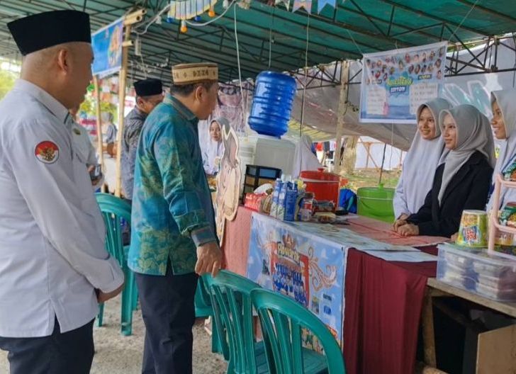 Photo of Kakanwil Kemenag Kalbar Kunjungi Stan Kreativitas Siswa di Festival MANICSA Fest ke-9