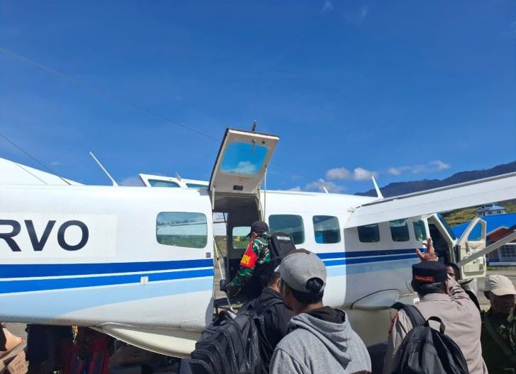 Photo of Satgas Korpasgat Dampingi Keberangkatan Sekda Puncak Hadiri Acara Bakar Batu