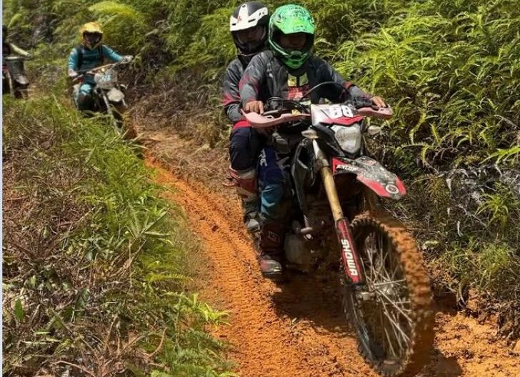 Photo of CRF Fun Adventure, Astra Motor Kalbar Ajak Komunitas Trabasan Sintang Jelajahi Kawasan Ikonik dan Destinasi Wisata 