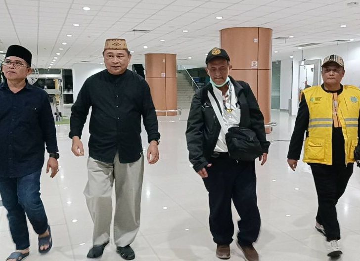 Photo of Kakanwil Kemenag Kalbar Sambut Kedatangan Jemaah Haji Terakhir di Bandara Supadio