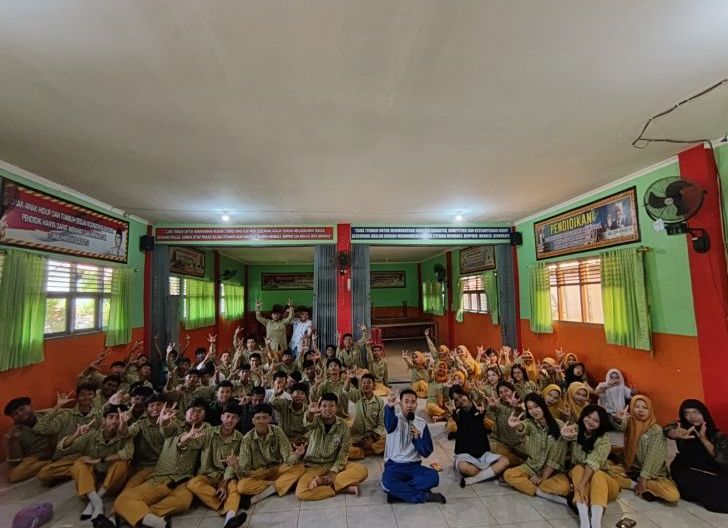 Photo of Warga Sekolah Taman Mulia Kubu Raya Antusias Ikuti Safety Riding Education Astra Motor Kalbar