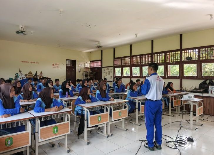 Photo of Astra Motor Kalbar Peduli Keselamatan Berkendara dengan Gelar Safety Riding Education di SMAN 4 Kubu Raya 