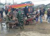 Photo of Koramil 1201-01/Jungkat Melaksanakan Baksos Pembersihan Parit Tersumbat di Pasar Jungkat