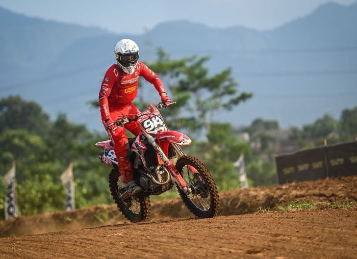Photo of Pembuktian Ketangguhan Arsenio Algifari bersama AHRT saat Raih Podium Tiga Race Kedua Ajang Balap Motocross 