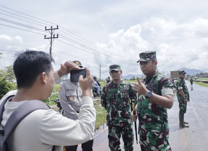Photo of Dandim 1201/Mempawah Fokus Cari Solusi Banjir Langganan di Jalan Nasional Anjungan–Pinyuh