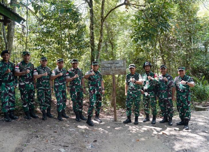 Photo of Cek Pasukan di Perbatasan, Pangdam XII/Tpr Laksanakan Bakti Sosial di Desa Nanga Bayan