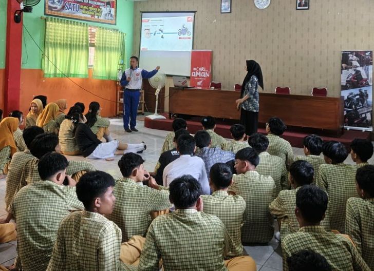 Photo of Konsisten Selamatkan Nyawa di Jalan Raya, Safety Riding Education Team Astra Motor Kalbar Kampanye di Sekolah Taman Mulia 