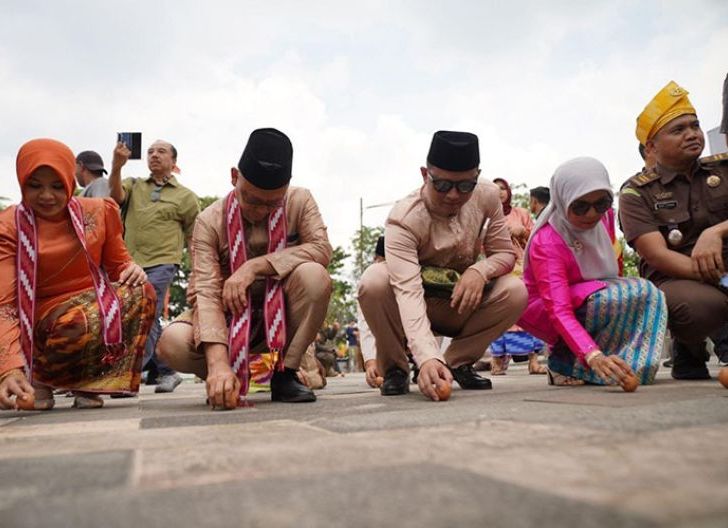 Photo of Wisatawan Jerman Terpesona Kulminasi Matahari di Tugu Khatulistiwa