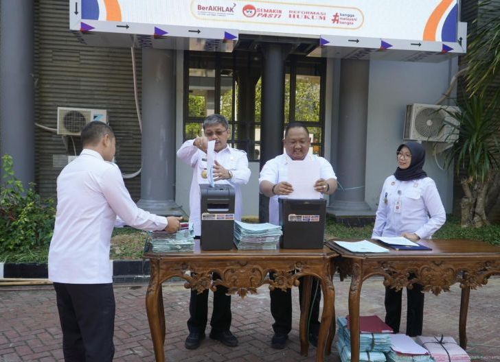 Photo of Kanwil Kemenkum Kalbar Musnahkan Arsip Fisik Sertifikat Jaminan Fidusia Periode 2008–2013