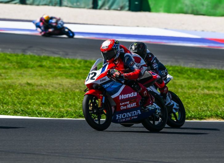Photo of Andalkan Performa Tinggi CBR600RR, Pembalap AHRT Dominasi Jalannya Balapan Seri Keempat Mandalika Racing Series  