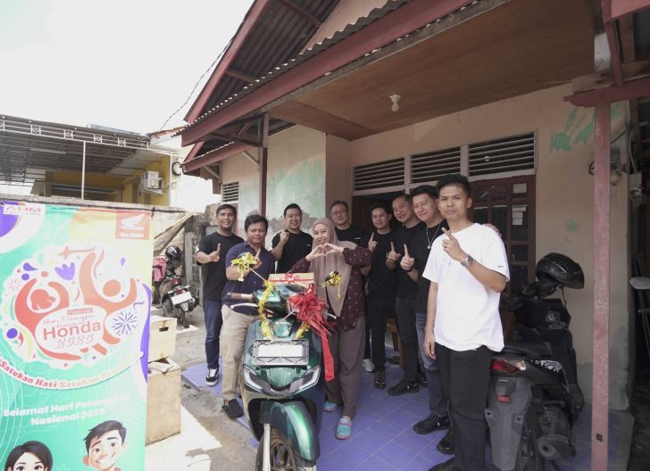 Photo of Ibu Ade Veronika, Konsumen Setia Astra Motor Kalbar Dapat Kejutan Istimewa Pengantaran Honda Stylo 160 