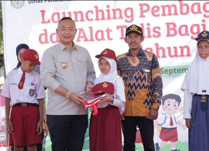 Photo of Tepati Janji, Bupati Ketapang Launching Bantuan Seragam Sekolah dan ATK Gratis untuk Ribuan Pelajar SD dan SMP