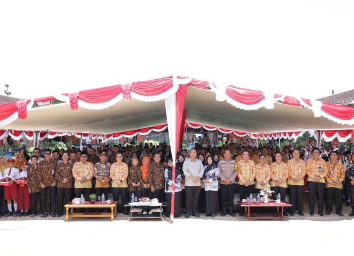 Photo of Bupati Ketapang Dapat Apresiasi, Kepala Sekolah dan Orang Tua Harap Program Seragam Gratis Berlanjut
