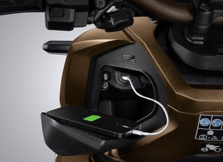Photo of Disematkan Fitur Canggih, New Honda ADV160 Punya Soket Charger Handphone Serba Guna 