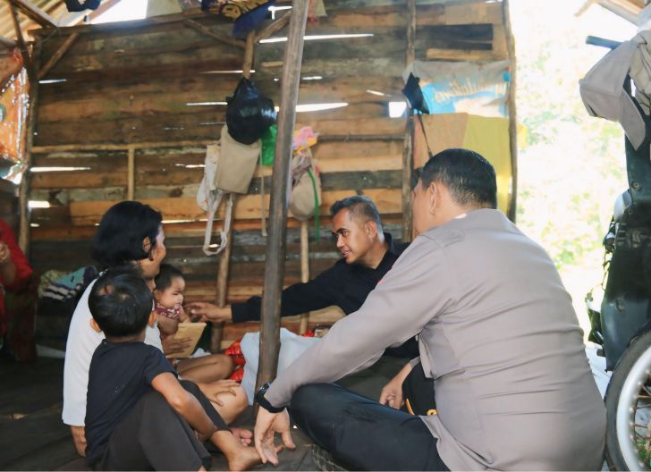 Photo of Kapolres Singkawang Salurkan Bantuan Sosial kepada Warga Kurang Mampu