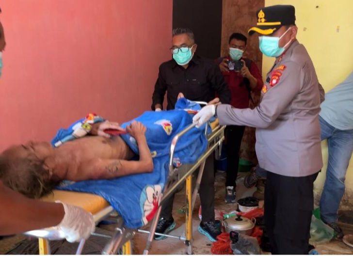 Photo of Kapolres Singkawang Evakuasi Lansia Sakit, Bukti Nyata Kepedulian dan Kemanusiaan