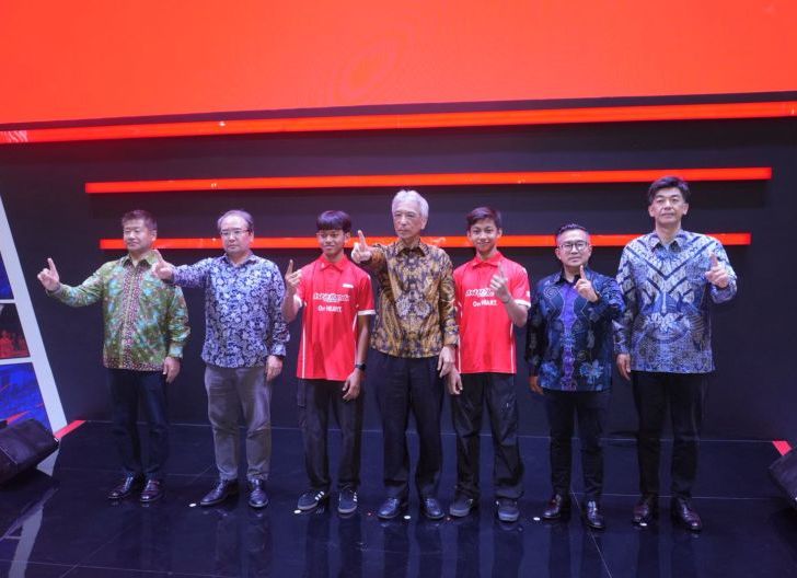 Photo of Veda Ega Pratama dan M. Kiandra Ramadhipa, Dua Pembalap Muda Binaan AHM Sapa Penggemar di Arena IMOS 2025