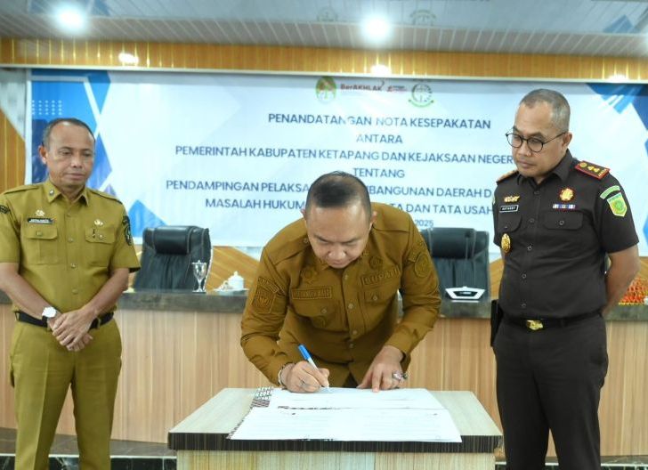 Photo of Pemkab Ketapang dan Kejari Teken Perjanjian Strategis, Perkuat Sinergi Hukum dan Pembangunan Daerah