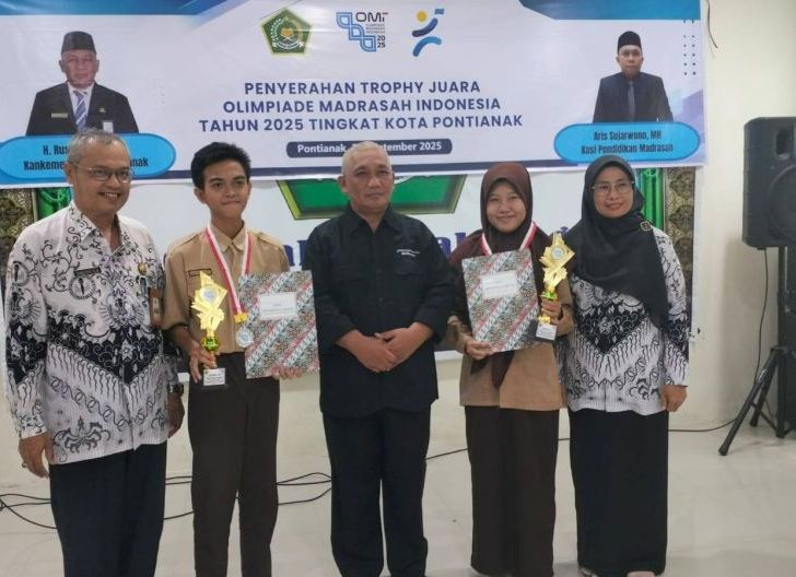 Photo of Dua Siswa MAN 1 Pontianak Terima Trofi Juara OMI Tingkat Kota Tahun 2025