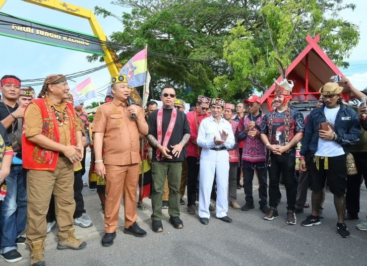Photo of Alex Lepas Pawai Budaya di Rangkaian PSBD 2025