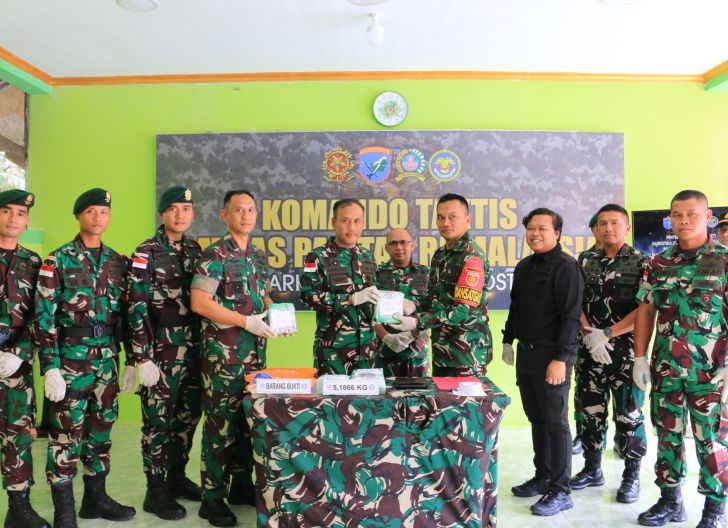 Photo of Brigjen TNI Purnomosidi, S.I.P., M.A.P., M.Han., selaku Dankolakopsrem 121/Abw, Terima Penyerahan Barang Bukti Sabu ± 5,1866 Kilogram, Hasil dari operasi Satgas Pamtas Yonarhanud 1/PBC Di Wilayah Perbatasan