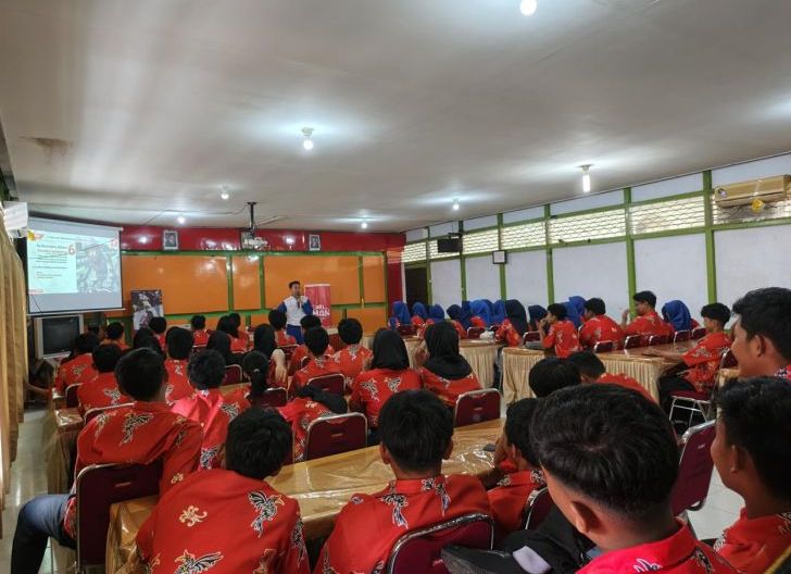 Photo of Duta Cari Aman, Astra Motor Kalbar Gelar Safety Riding Education Astra Motor di SMAN 7 Pontianak 