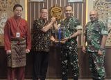 Photo of Danrem 121/Abw Brigjen TNI Purnomosidi, S.I.P., M.A.P., M.Han., Laksanakan Kunjungan Silaturahmi dengan Dirut Bank Kalbar Photo of Danrem 121/Abw Brigjen TNI Purnomosidi, S.I.P., M.A.P., M.Han., Laksanakan Kunjungan Silaturahmi dengan Dirut Bank Kalbar