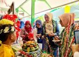 Photo of Ketua DWP Kanwil Kemenag Kalbar Apresiasi Kreativitas Siswa MIN 1 Pontianak pada Peringatan Hari Santri dan HUT ke-254 Kota Pontianak Photo of Ketua DWP Kanwil Kemenag Kalbar Apresiasi Kreativitas Siswa MIN 1 Pontianak pada Peringatan Hari Santri dan HUT ke-254 Kota Pontianak