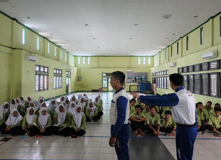 Photo of Semarak Safety Riding Education Astra Motor Kalbar, Pelajar MAN 1 Janji Cari Aman di Jalan Raya