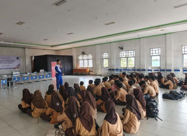 Photo of Jaga Keselamatan Nyawa Pelajar di Jalan Raya, Astra Motor Kalbar Gelar Saftey Riding Education di SMPN 4 Pontianak