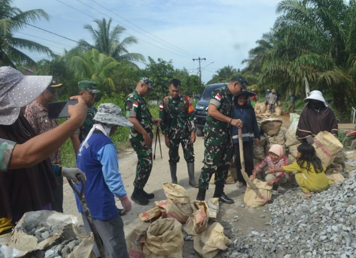 Photo of Danrem 121/Abw Turun Langsung Bantu Warga Angkut Material Pembangunan Rabat Beton TMMD Kodim 1208/Sambas Photo of Danrem 121/Abw Turun Langsung Bantu Warga Angkut Material Pembangunan Rabat Beton TMMD Kodim 1208/Sambas
