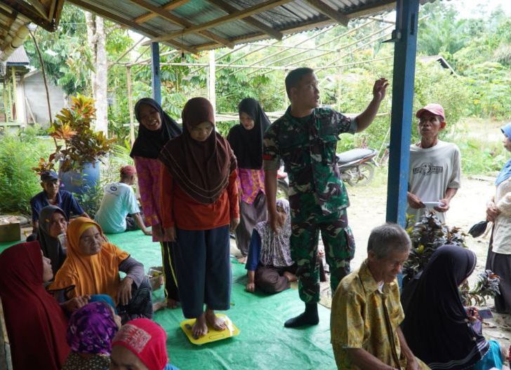 Photo of Gelar Penyuluhan Stunting Sebagai Kegiatan Nonfisik, Satgas TMMD ke-126 Kodim 1208/Sambas Peduli Masa Depan Anak Bangsa  Photo of Gelar Penyuluhan Stunting Sebagai Kegiatan Nonfisik, Satgas TMMD ke-126 Kodim 1208/Sambas Peduli Masa Depan Anak Bangsa
